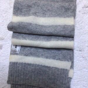 Uniqlo Gray and Cream Striped 100% cashmere scarf “ x 66” double weave